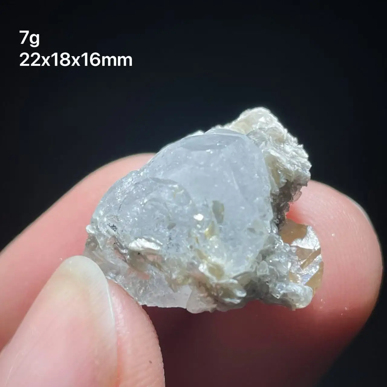 Натуральный минеральный образец аквамарина