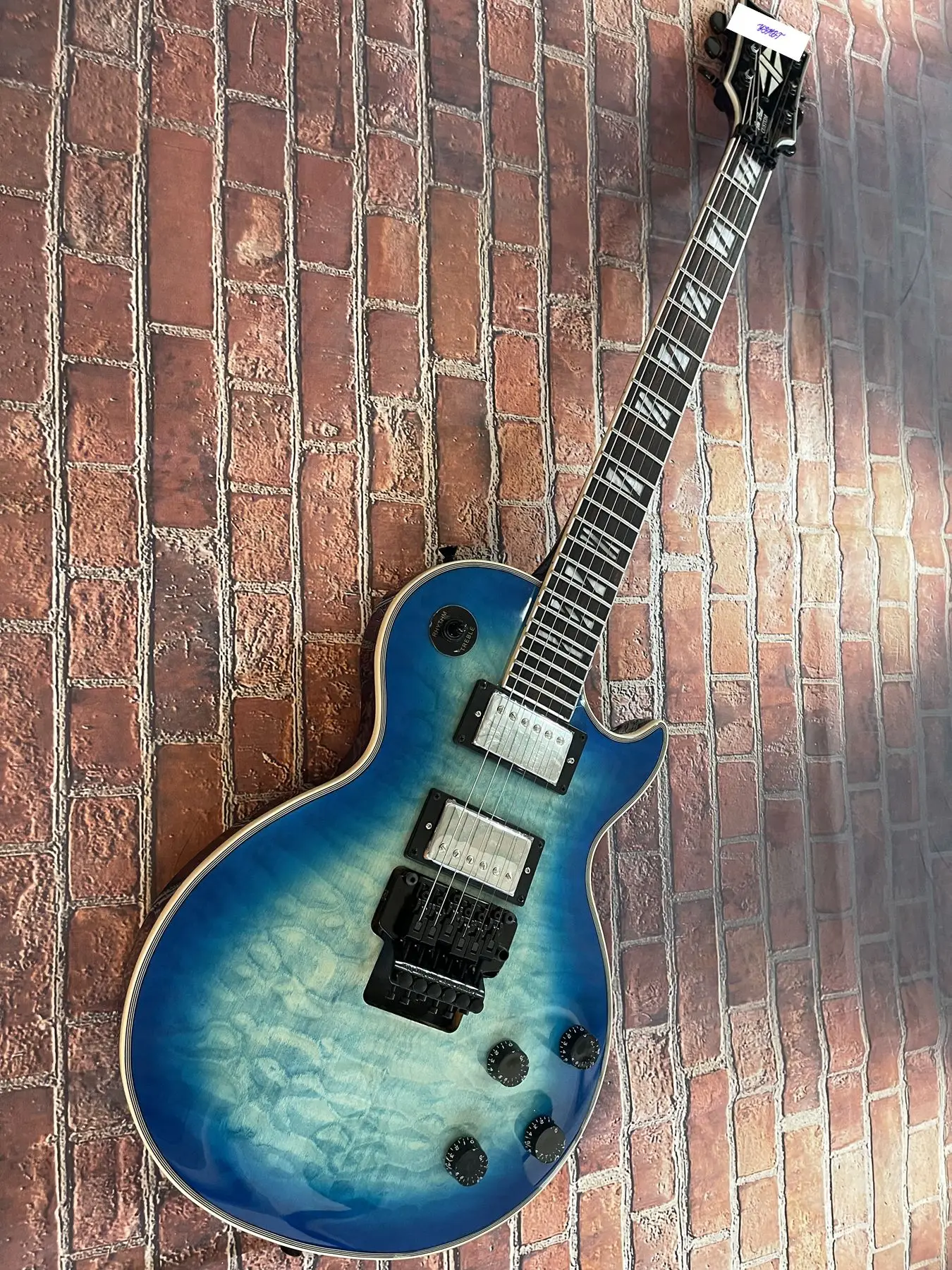 

Blue gradient classic electric guitar, high-end pickup, back blue, silver accessories, physical shooting