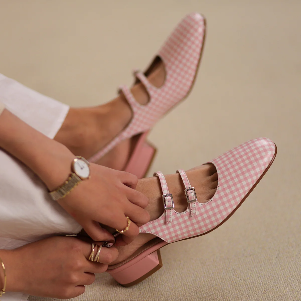 Туфли-лодочки женские на низком каблуке с ремешком и пряжкой |