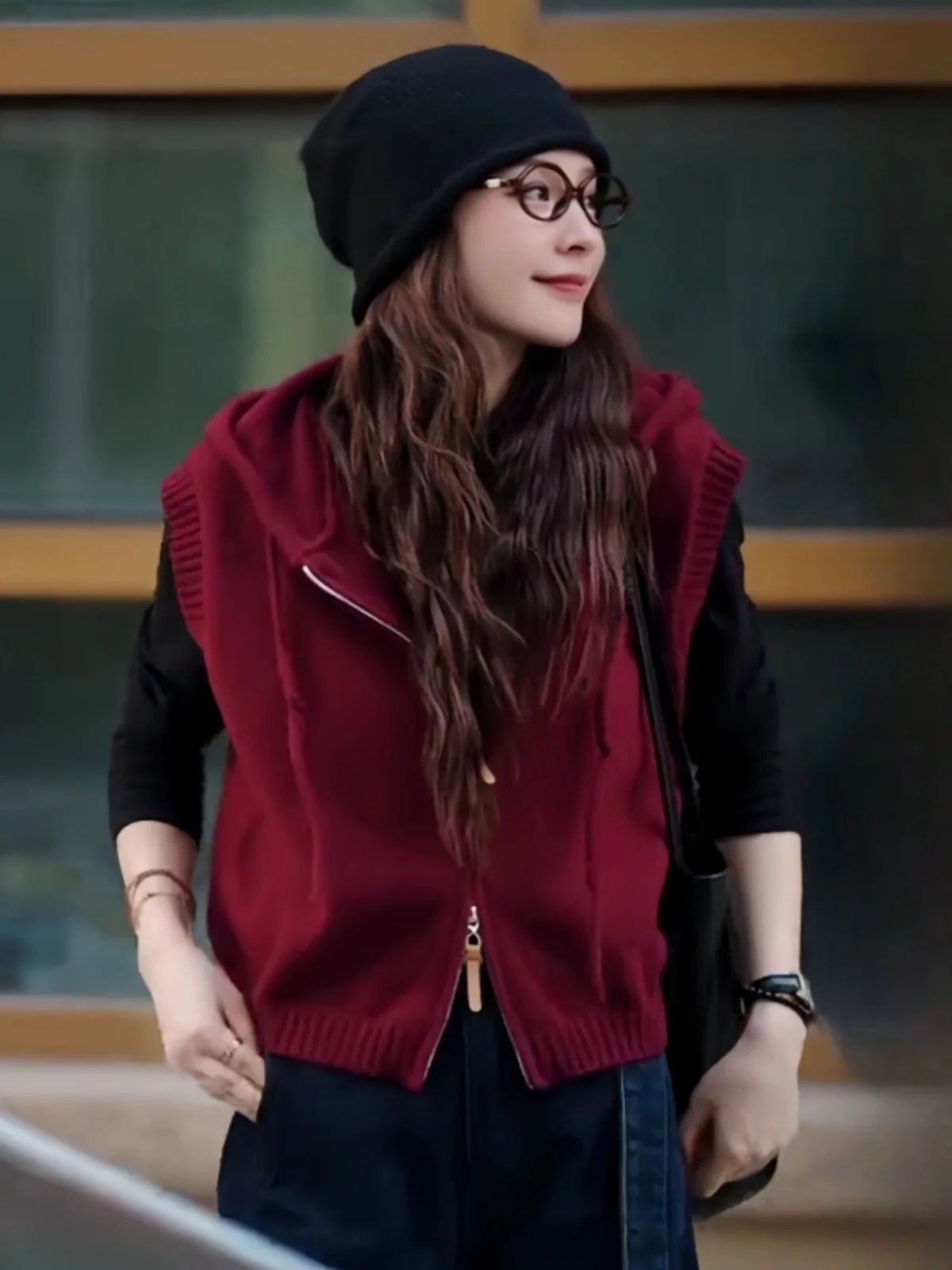 Дизайнерский вязаный жилет без рукавов с двойной молнией и капюшоном на осень