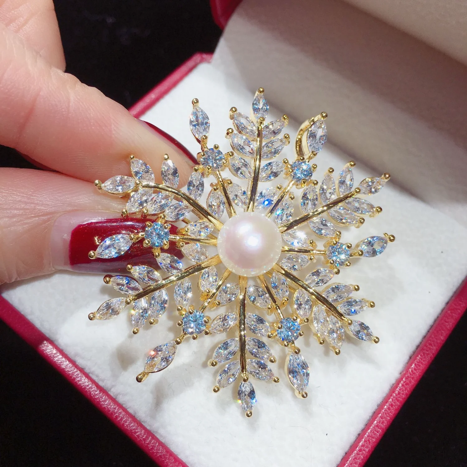 

Exquisite High-grade Natural Freshwater Pearl Corsage Snowflake Zircon Pearl Brooch Finished Pin Elegant Banquet Jewelry Gift