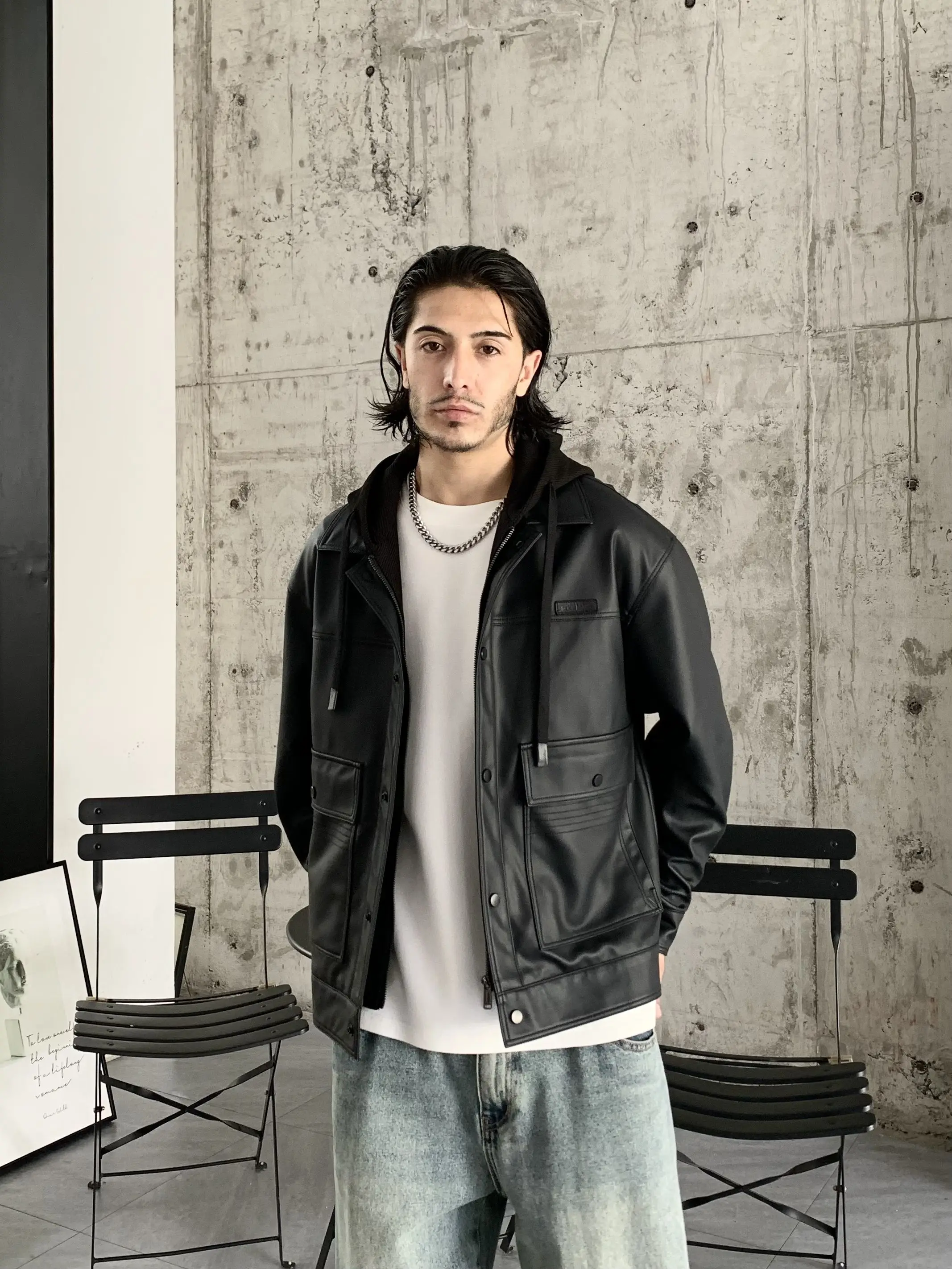 Кожаное пальто с капюшоном утолщенное кожаное лацканами на флисовой подкладке