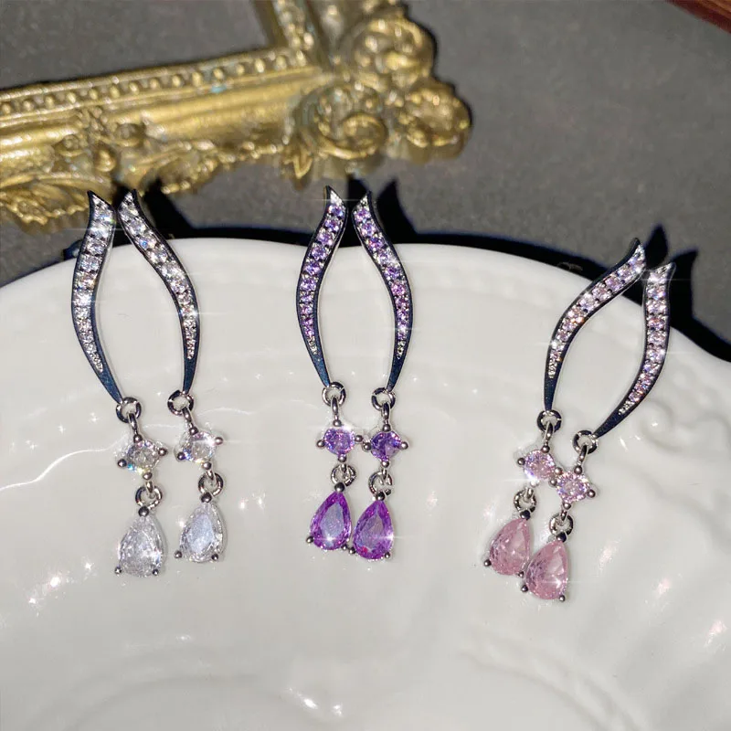 

Женские серьги-подвески в виде капель воды с фианитом