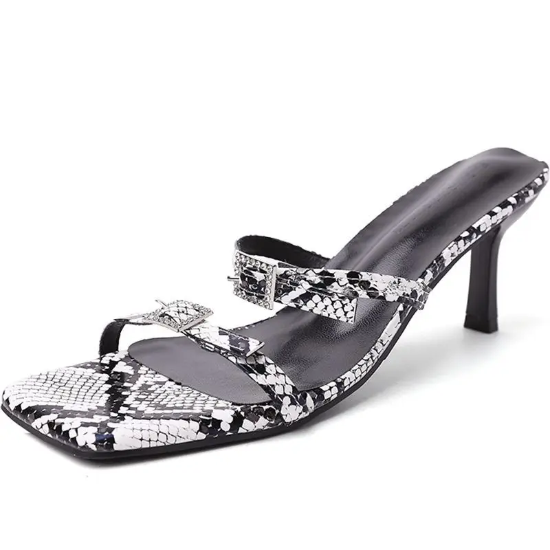 

Женские сандалии на квадратном каблуке, серебристые туфли без задника, на тонком высоком каблуке, со змеиной кожей