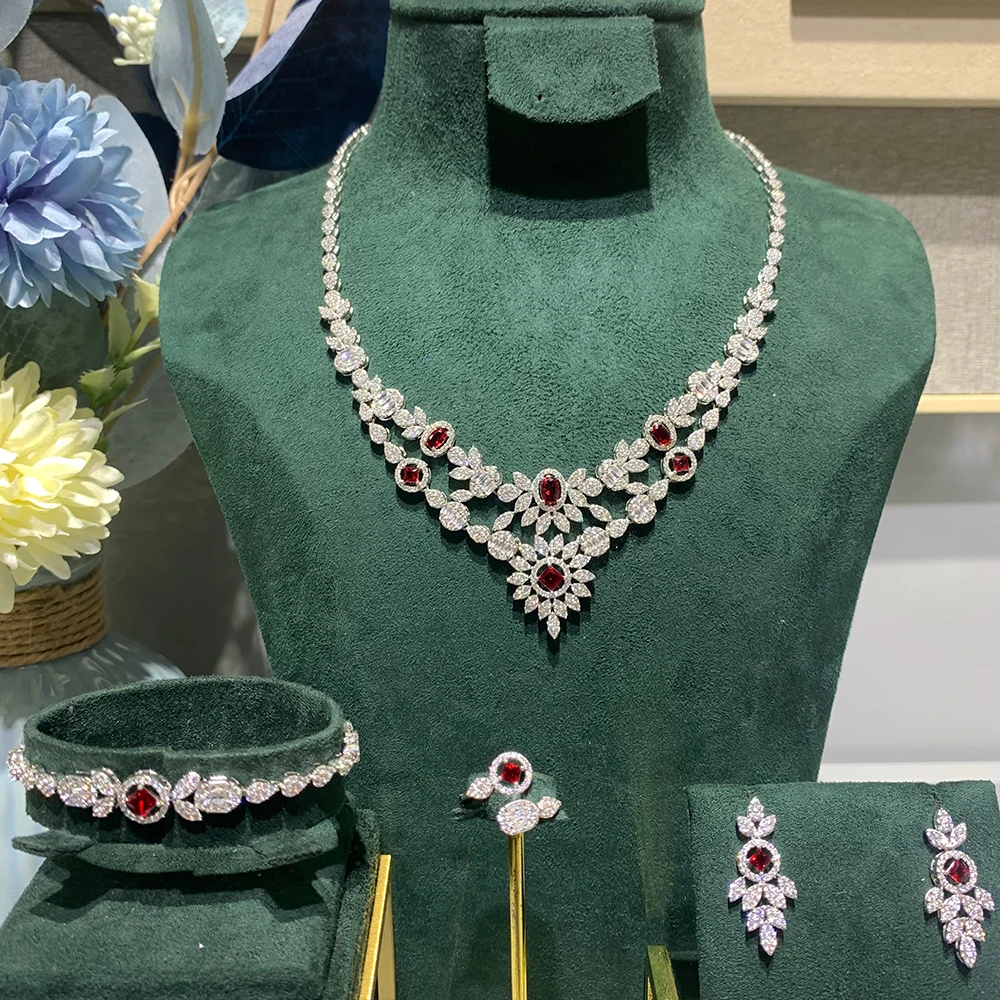 Женский комплект из колье и серёг с фианитом