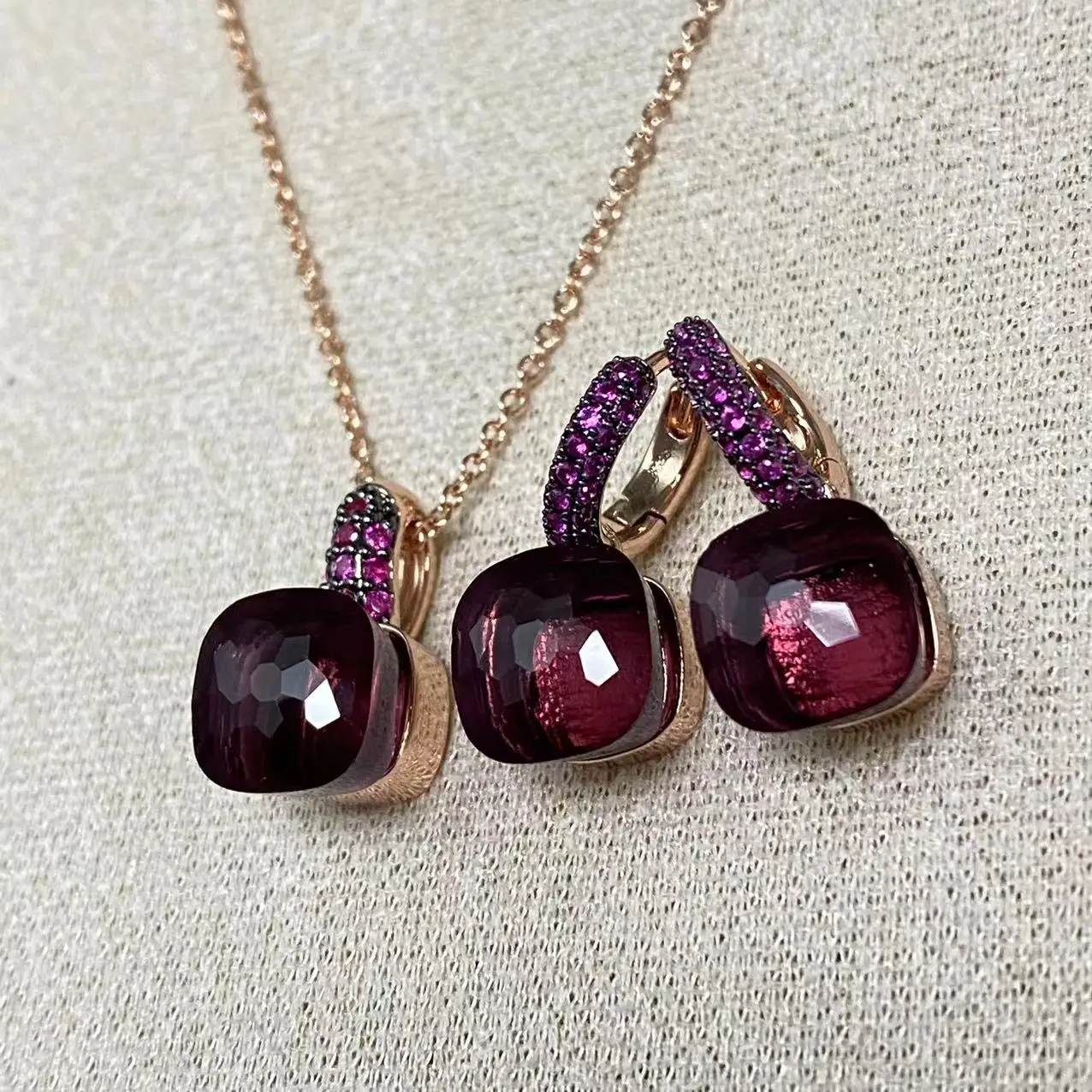 Комплект из колье и серёг с инкрустацией фиолетового циркона 10 6 мм