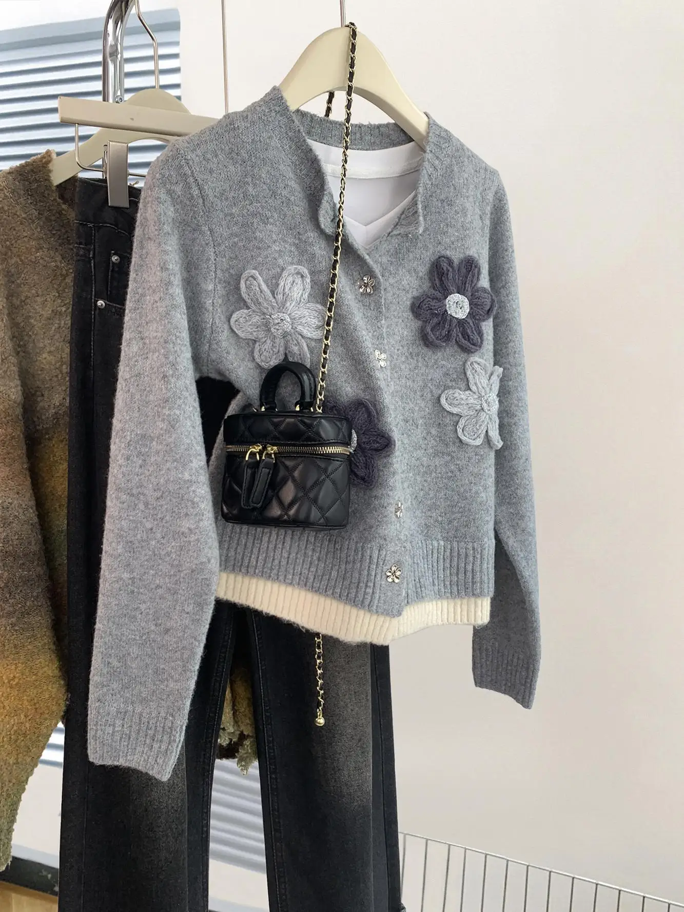 Женский вязаный кардиган из двух предметов с серой цветочной вышивкой осень и