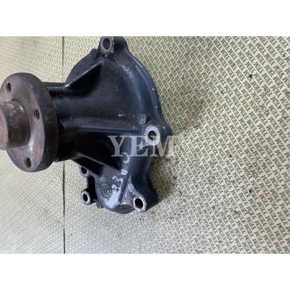 

Подержанный водяной насос V3300 для дизельного двигателя Kubota