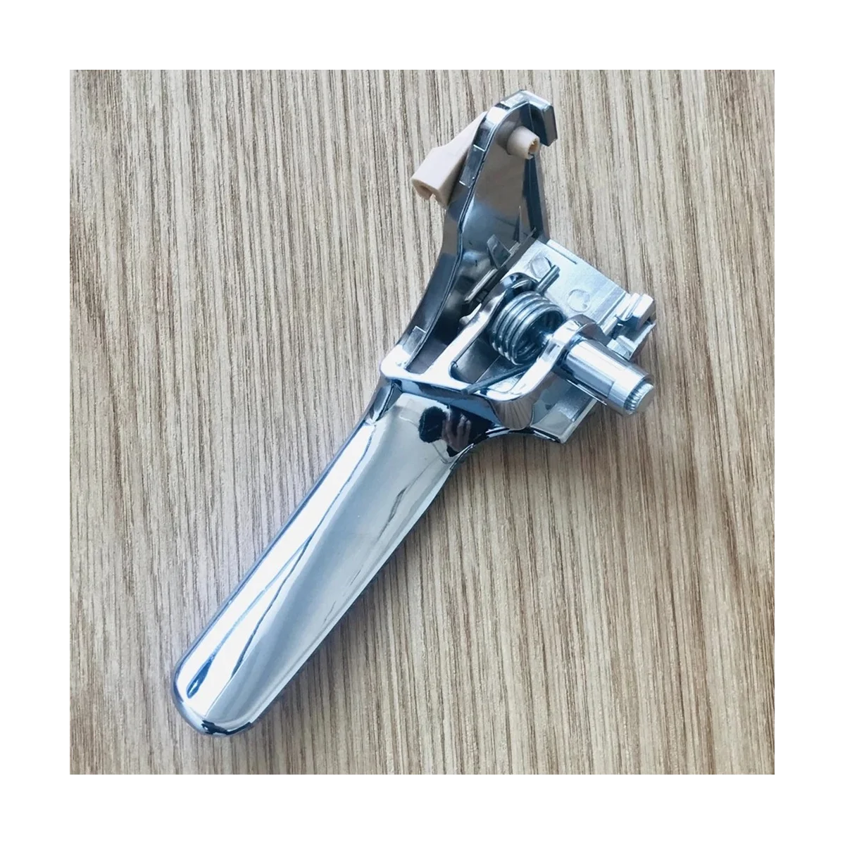 

1Pair 68033460AA 68033461AA Car Interior Door Handle Lever Chrome for Jeep Liberty 08-12 Cherokee SUV 81642 81643 LH&RH