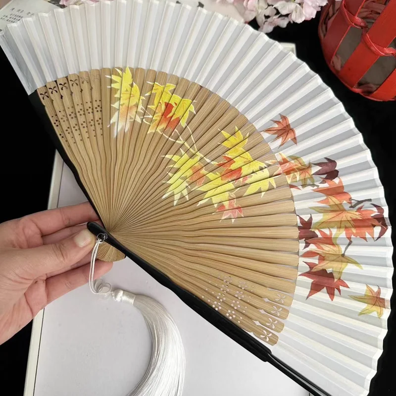 

Бамбуковый складной веер со стрекозой