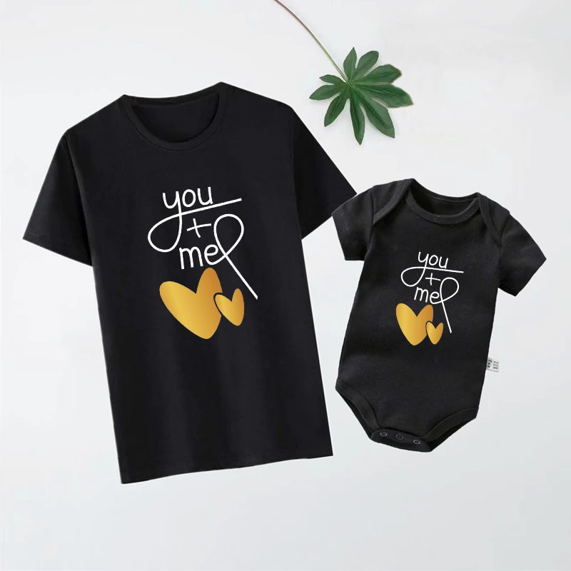 

Смешные Семейные одинаковые наряды с принтом You + Me = Love, хлопковые футболки для отца, мамы, детей, детские боди, семейный образ, летняя одежда