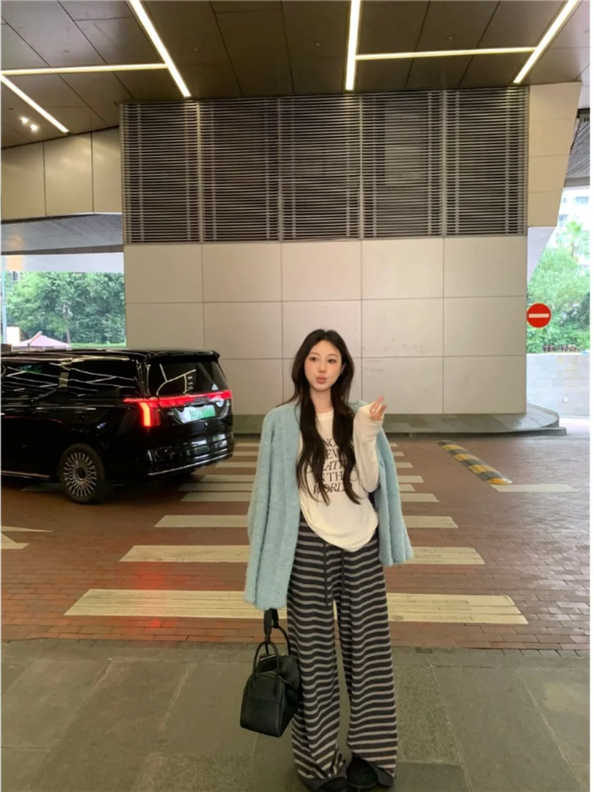 Мягкий клейкий синий повседневный модный свитер верхняя одежда женская зима 2024