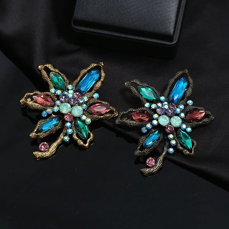 

Elegant Exaggerated Vintage Brooch Christmas Flower Leaf Brooches Rhinestone Snowflake Corsage for Women Luxury Accessories