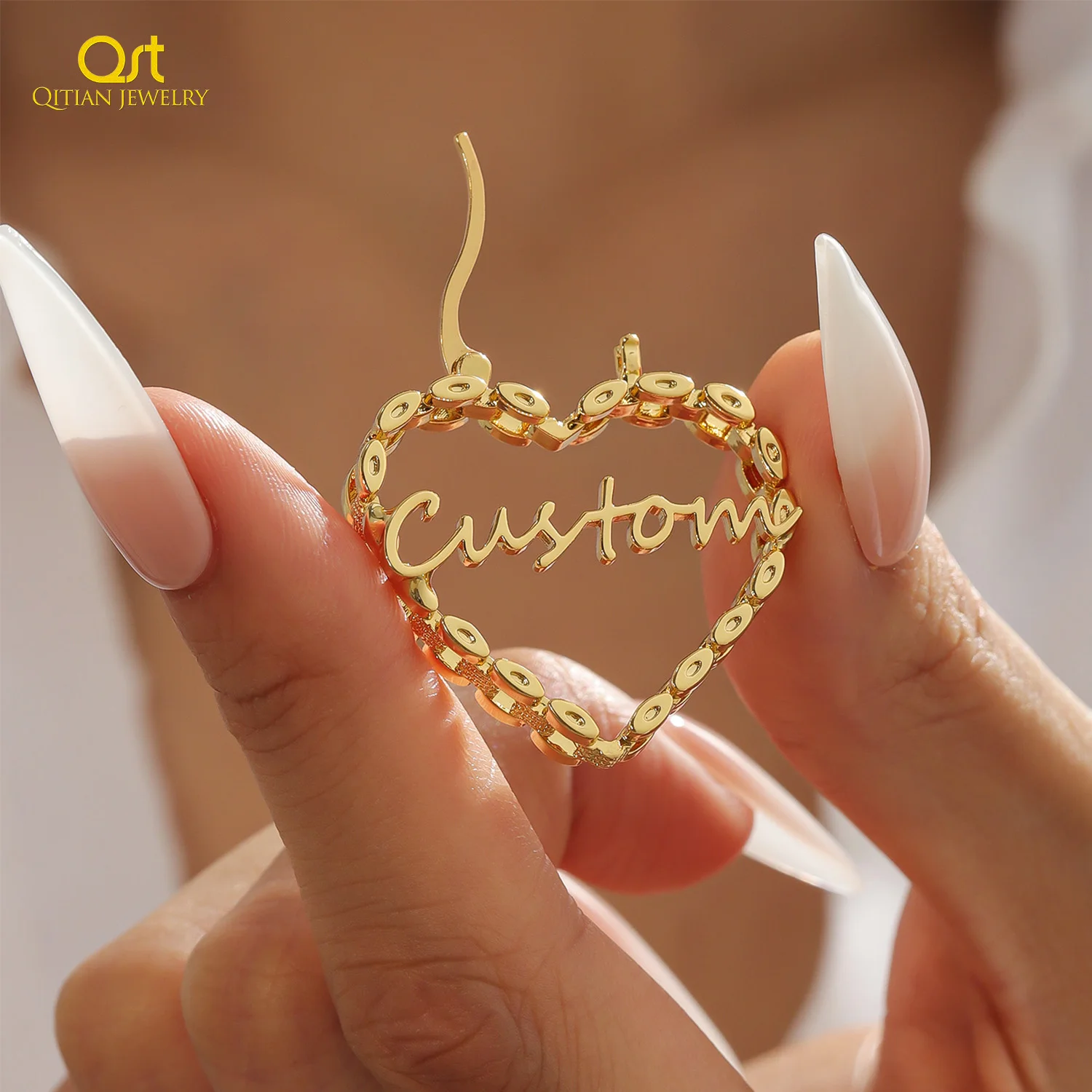 Фото Серьги-кольца Qitian Custom New Name Heart Hoop Earrings с индивидуальной гравировкой из нержавеющей стали, с именной табличкой, для женщин, ювелирный подарок №2