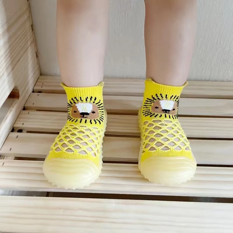 

Летние Нескользящие Детские туфли, сетчатые разноцветные хлопковые нескользящие напольные носки для младенцев, мальчиков, резиновая подошва, Мультяшные кроссовки для помещений