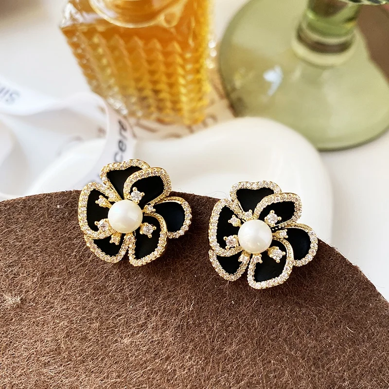 Серьги-гвоздики French sle Hepburn Sle с черной глазурью и бриллиантами жемчугом камелией