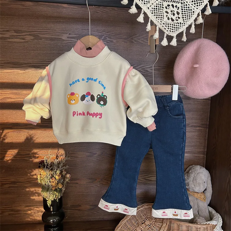

Корейский зимний комплект одежды для маленьких девочек из 2 предметов, хлопковый флисовый свитшот с медведем, комплект для маленьких девочек, джинсовые расклешенные брюки с каймой, наряд для маленьких девочек