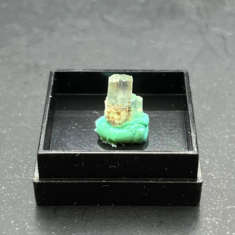 Симбиотический необработанный камень: аквамарин, берилл, черный турмалин