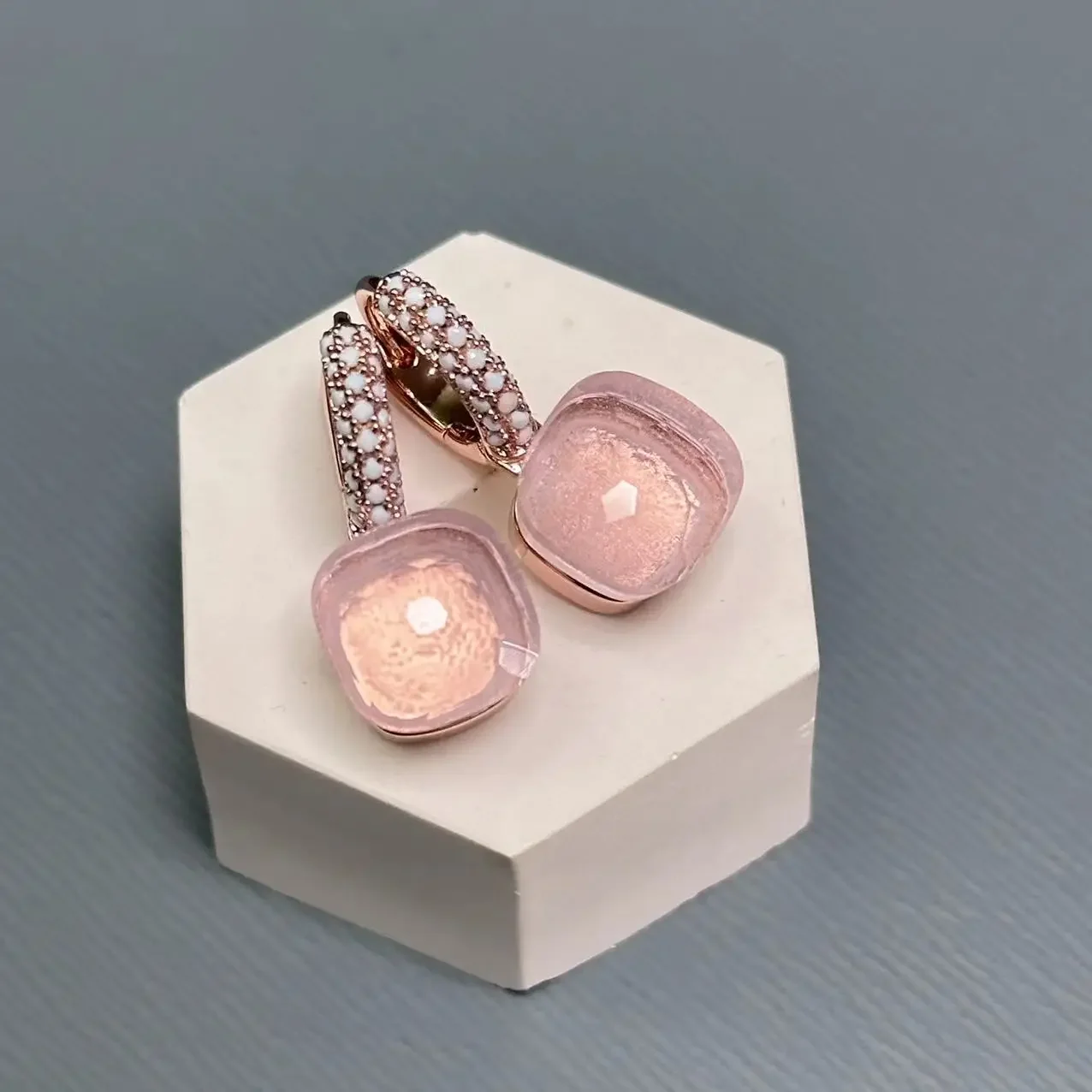 Серьги Nudo 10 6 мм инкрустированные молочно-белым Цирконом для женщин