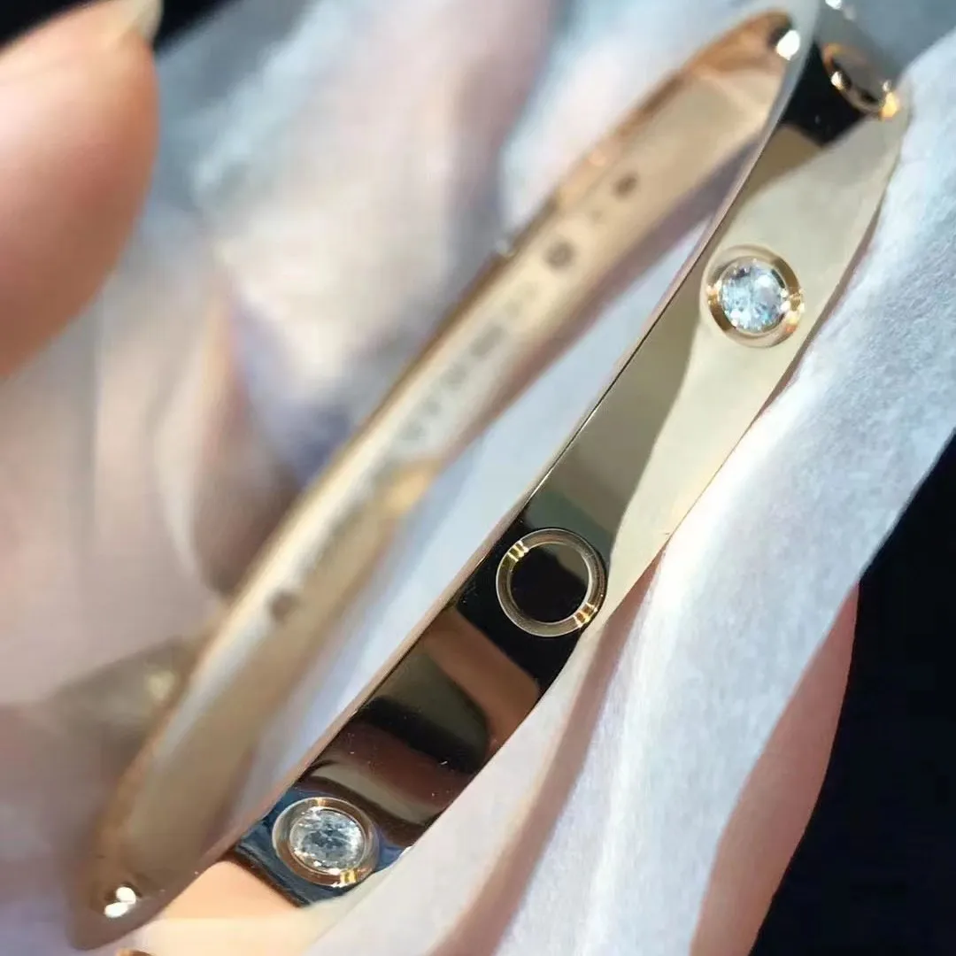 

2023 Trend Original Classic Luxury Exquisite Women's Fashion Bracelet Jewelry with Box Can Be Gifted to Family and Friends