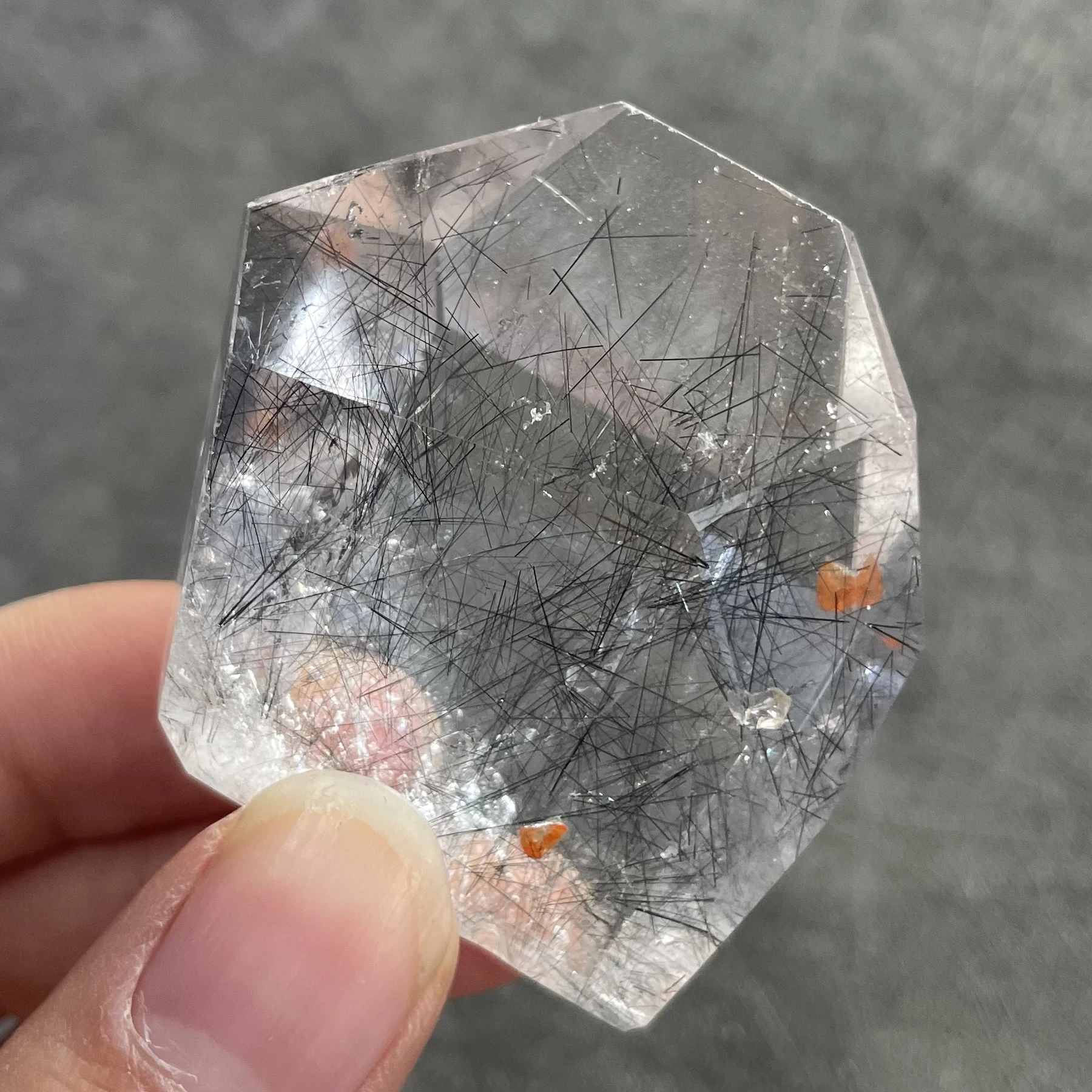 Полированный кварцевый рутилированный кристалл