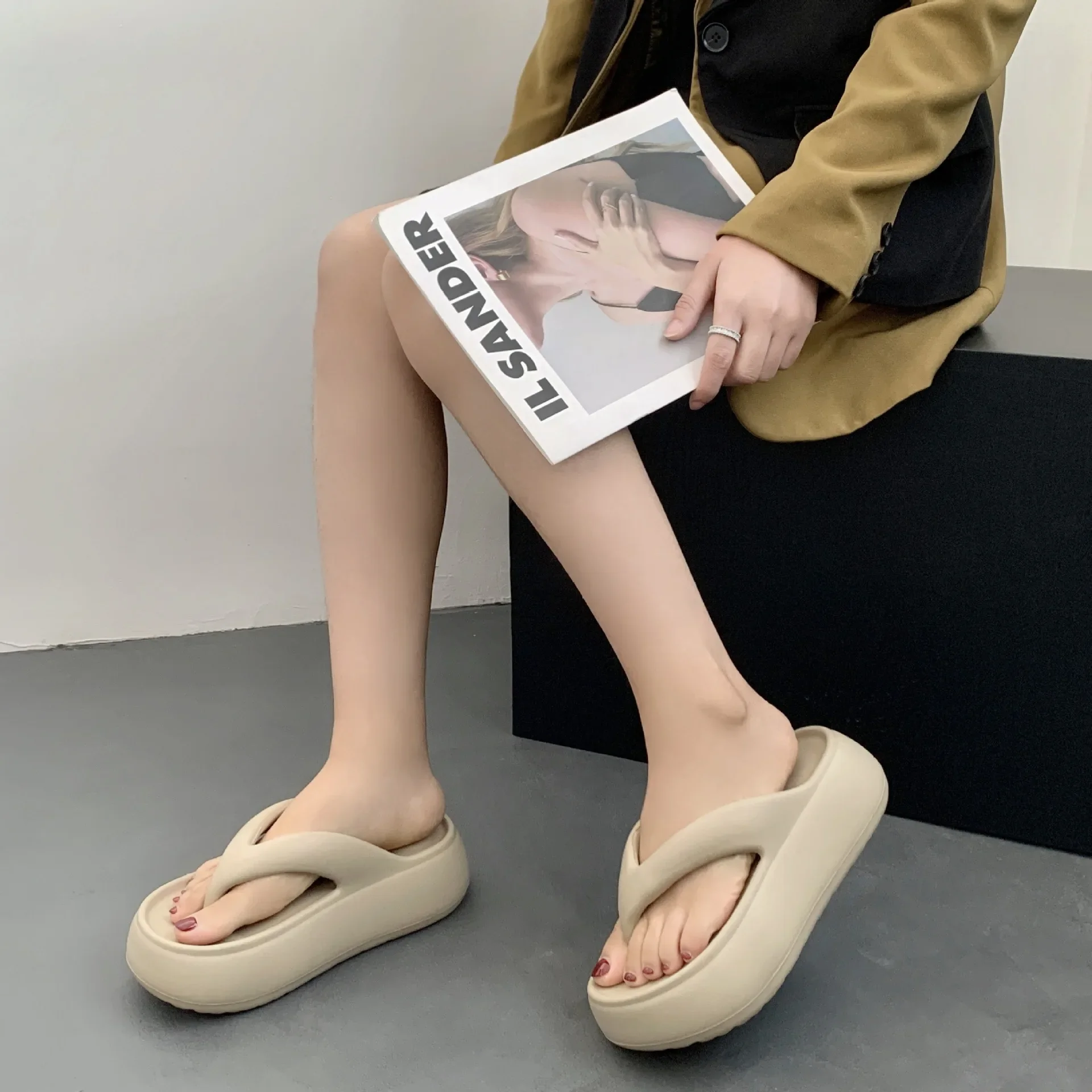 Пляжные шлепанцы женские тапочки летние нескользящие тапочки-облака с застежкой