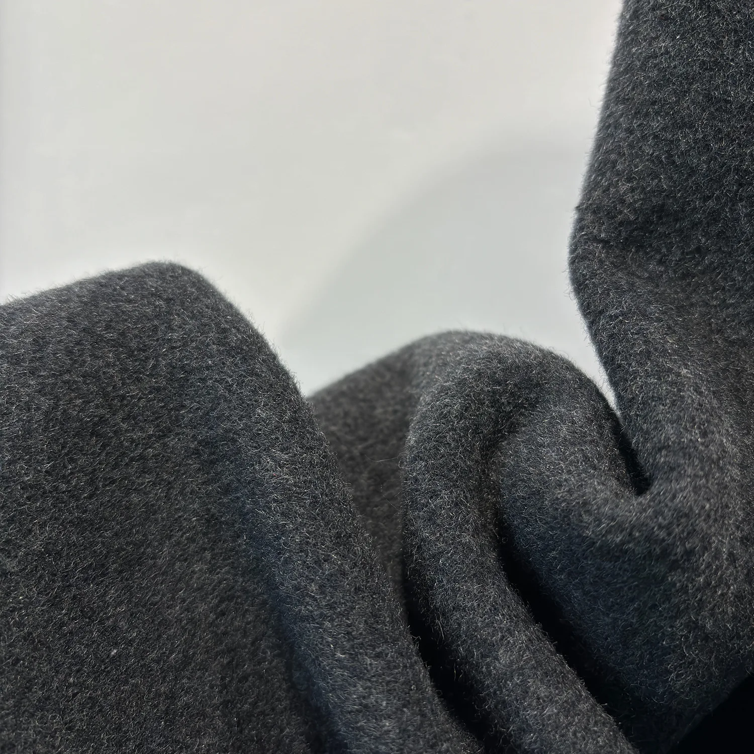 7 5 К/ТОТ темно-льняное серое пальто с открытыми плечами и вышитым шарфом