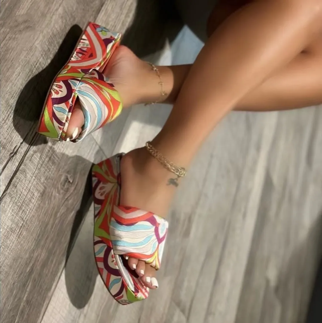 Women's New 2023 Thick Sole Slippers Women's Large Ethnic Style Simple Beach Fashion Sandals Colorful Casual Beach Slides Shoes