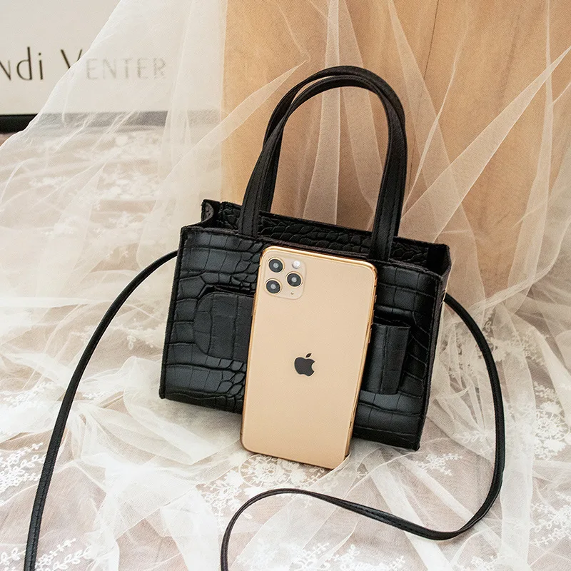 Женская сумка-кошелек с ремешком на плечо |