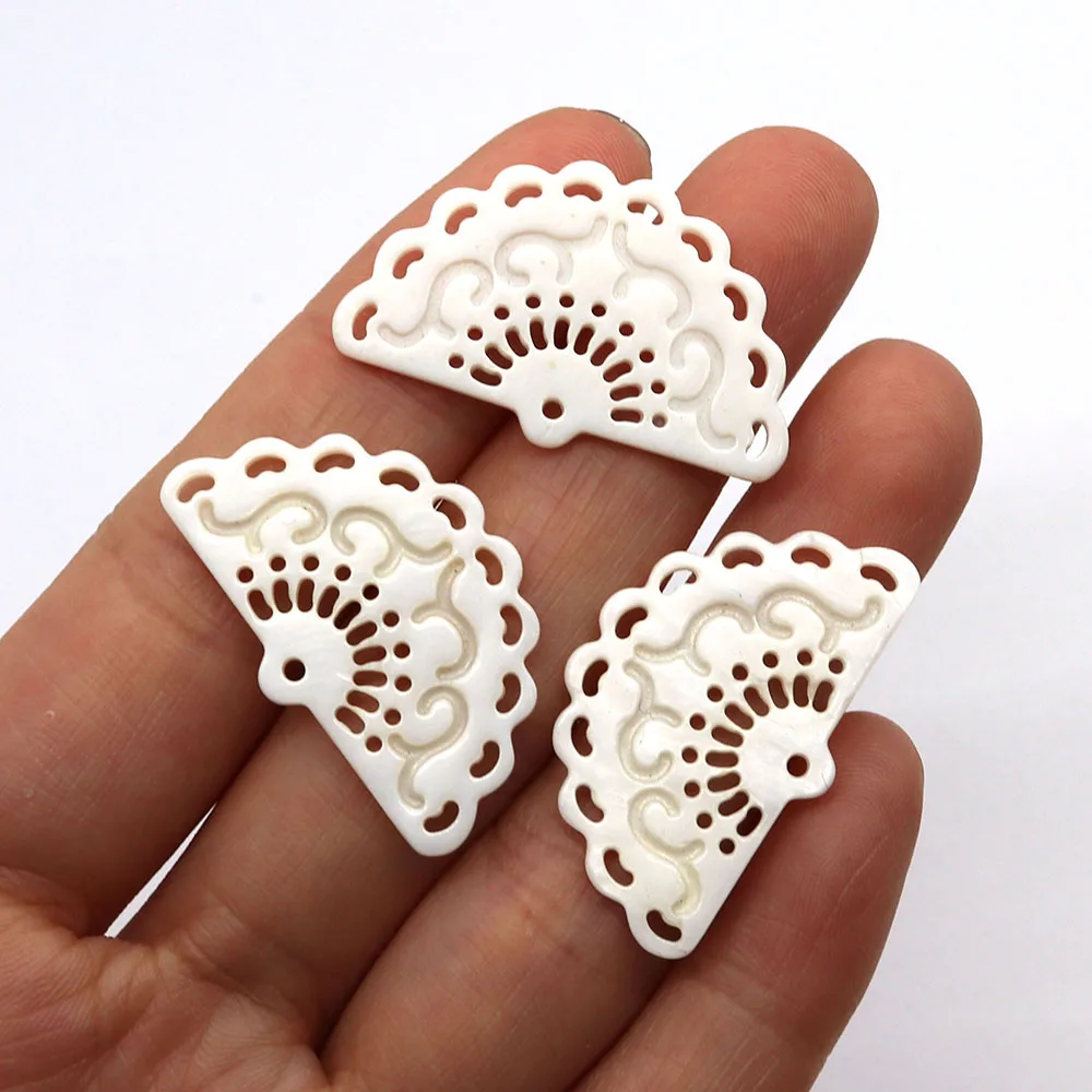 

Fan Shape Natural Freshwater Shell Carved Charm Pendant 20x33mm DIY Fashion Shell Necklace Pendant Earring Accessories 1pc