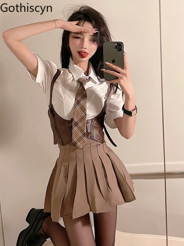 

Костюм-униформа из жилета с коротким рукавом и плиссированной юбки