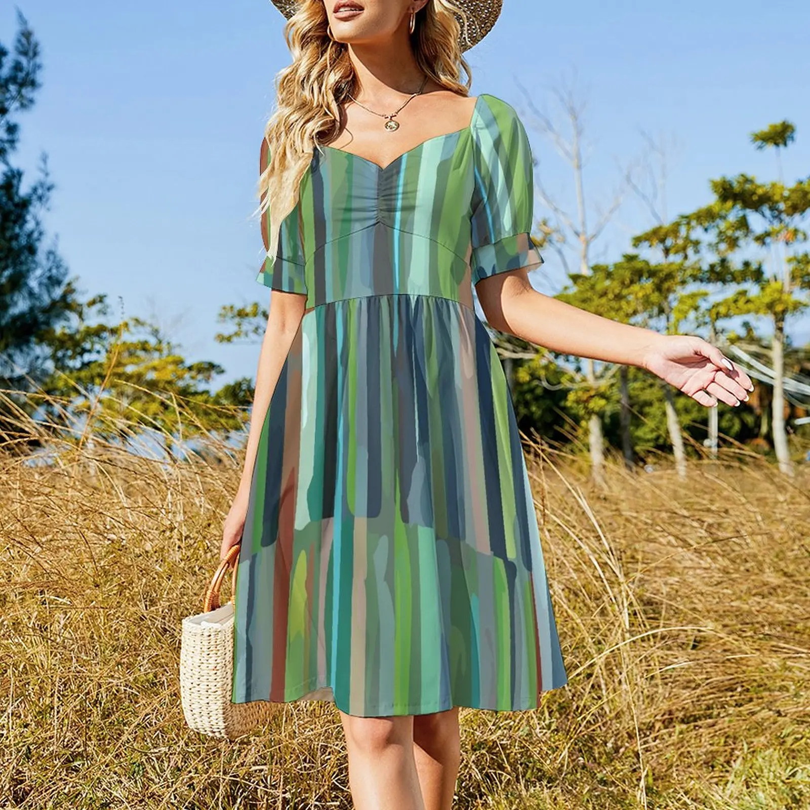 Зеленое этническое скандинавское платье с короткими рукавами и вертикальной