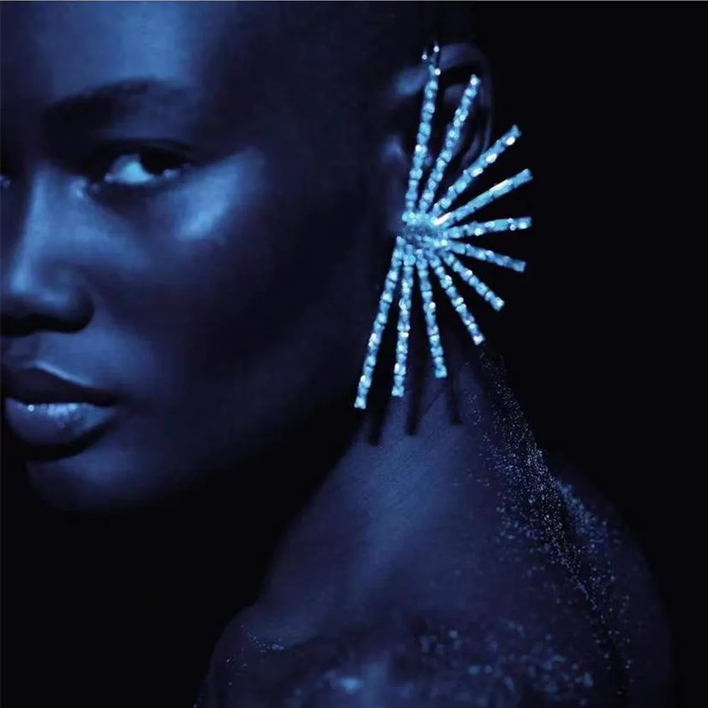 Новинка серьги-гвоздики в форме цветка с кристаллами неправильной формы