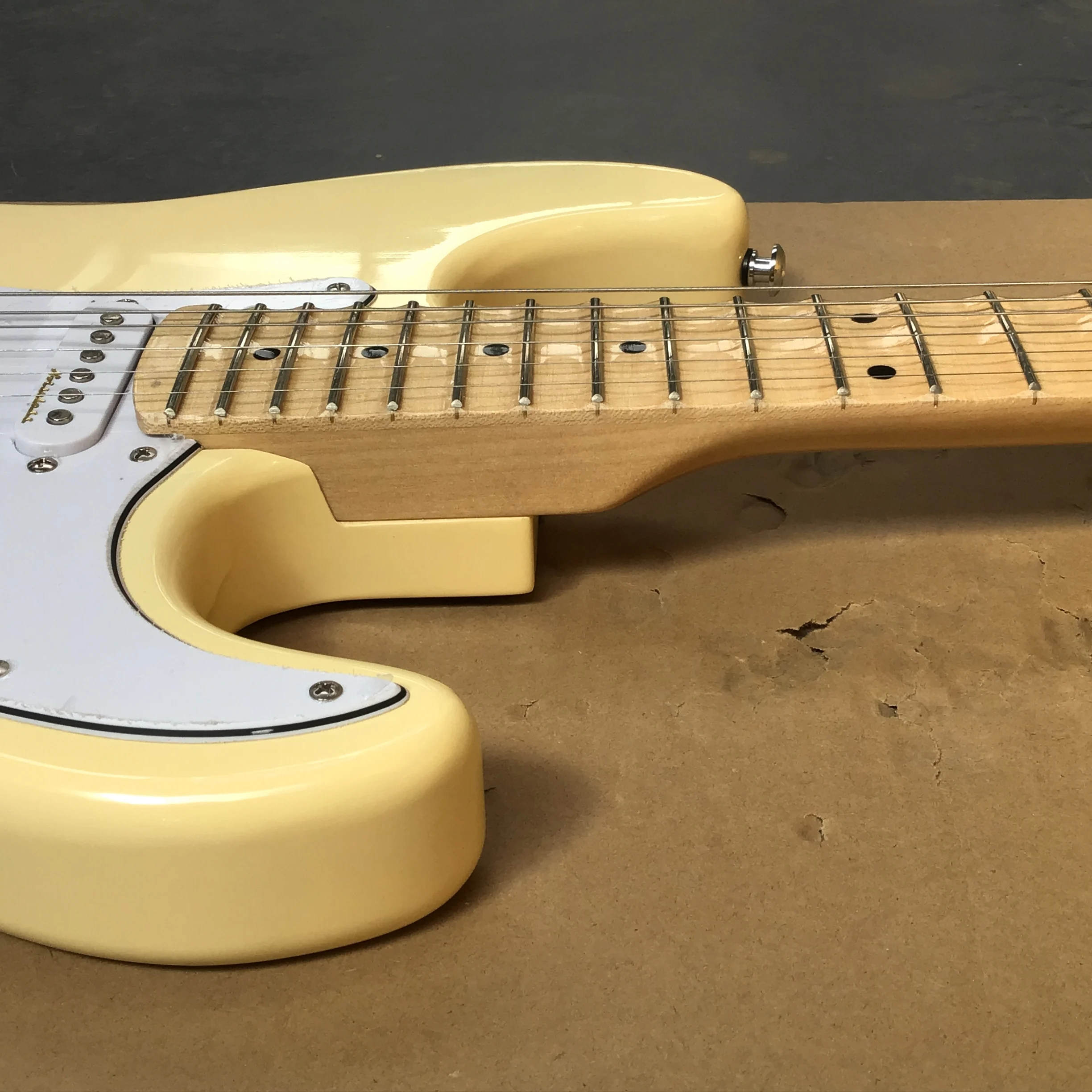 Фабричная стандартная электрическая гитара желтая красное дерево цвет красного