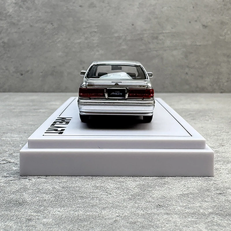 Фото Коллекционная модель автомобиля WHELART 1:64 для Crown 11-го поколения Athlete из сплава. №5