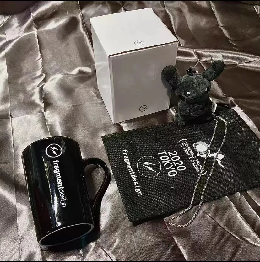 

The new ceramic mug water cup of the same style around the lightning trendy brand couple gift ceramic mug