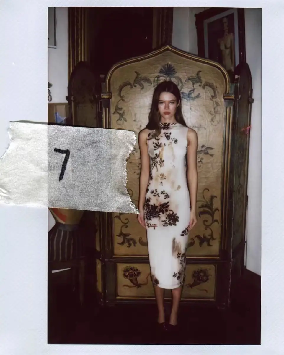 С модным джинсовым платьем без рукавов темпераментная длинная юбка с принтом в