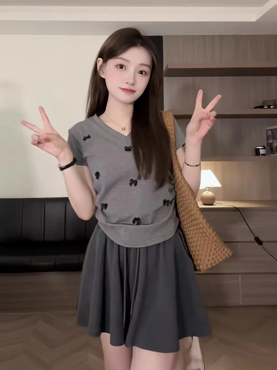 Женская футболка с V-образным вырезом коротким рукавом и трехмерным бантом