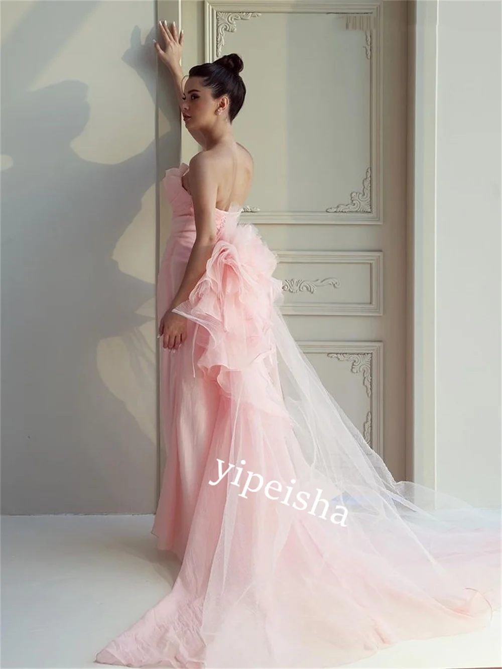 Вечернее шифоновое облегающее платье без бретелек с рюшами для помолвки длинное