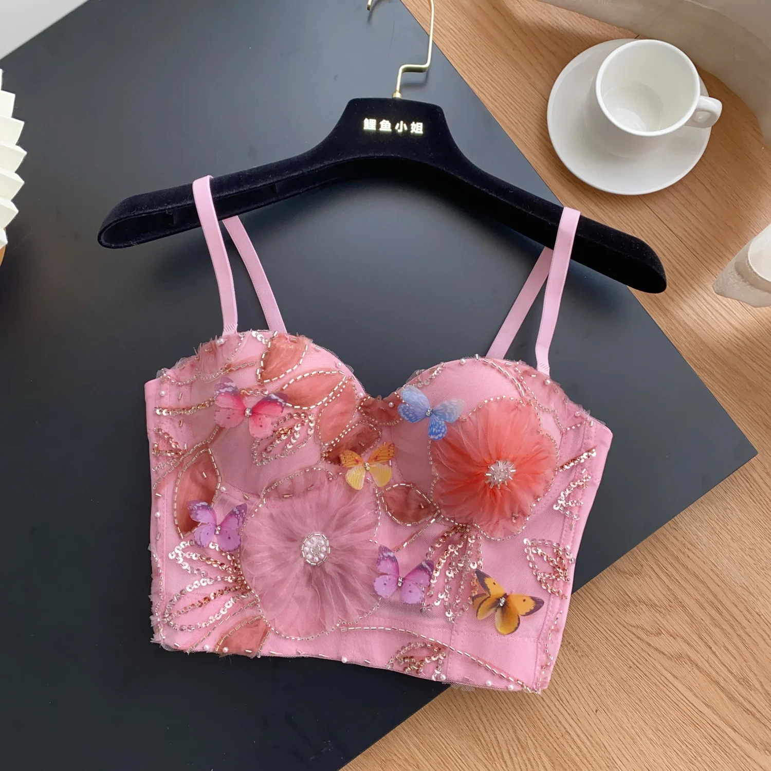 Женский топ без рукавов с открытой спиной и блестками