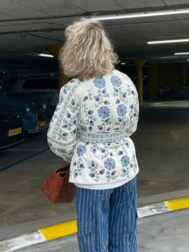 Женская хлопковая куртка с поясом однобортная приталенная на завязках цветочным