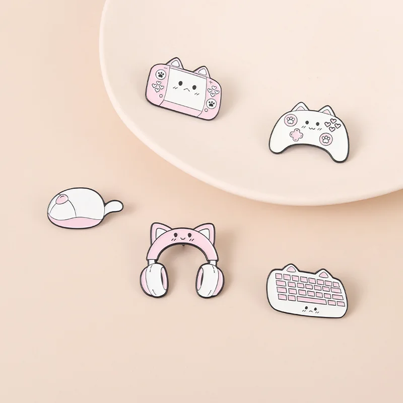 

Cute Pink Cat Game Console Enamel Pin Headset Mouse and Keyboard Cat Brooch Lapel Badge Fun Cartoon Accessory Gifts for Friendss