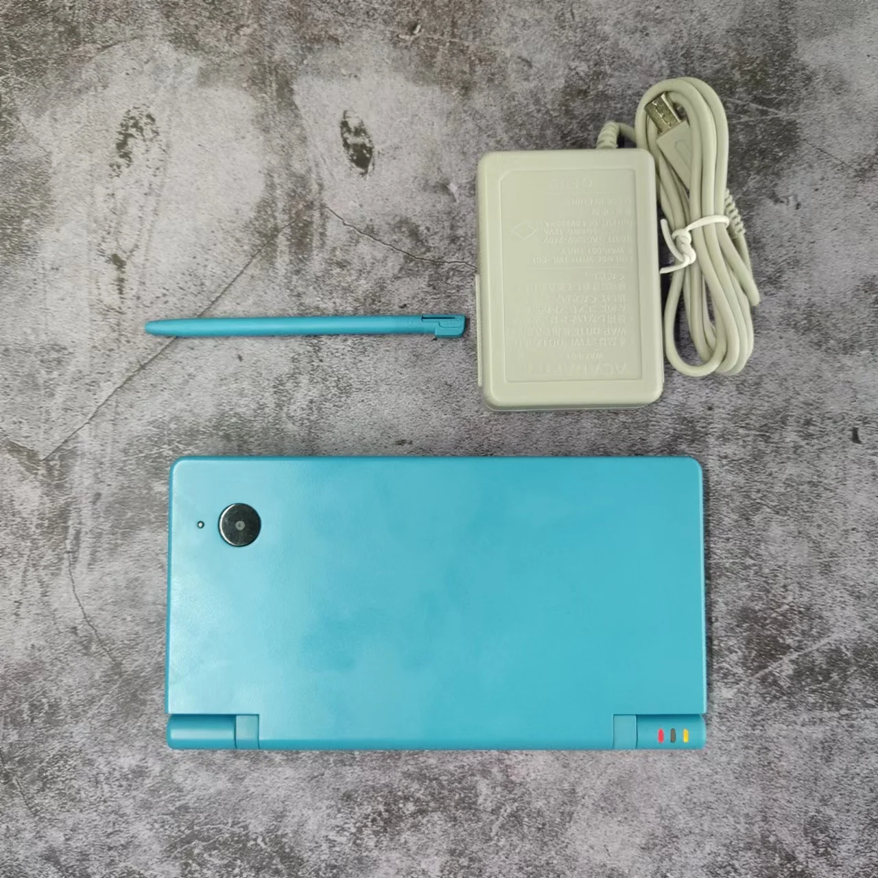 

Бывшая в употреблении игровая консоль для проверенной и работающей консоли NDSi