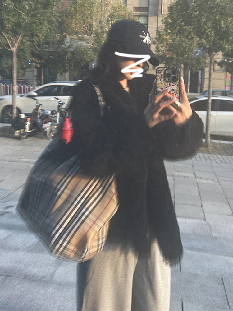 Черная маленькая плюшевая верхняя одежда из искусственного ягненка женская