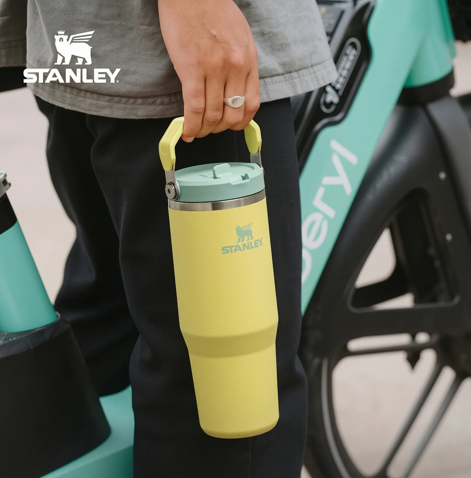 Фото Термокружка Stanley 887 мл - Сохраняет холод до 8 часов, с портативной ручкой, стильная, премиум-класса, герметичная, из нержавеющей стали 304, для спорта/путешествий №2