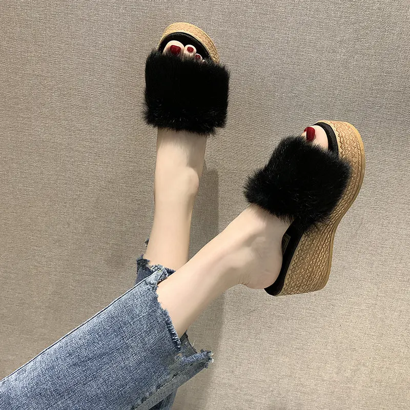 

Shoes On A Wedge House Slippers Platform Fur Flip Flops Slipers Women Heeled Mules Luxury Slides Plush 2023 High Soft Designer F