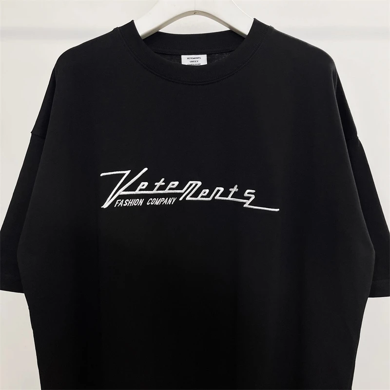 

23ss Top Version Fasion Vetements Embroidered Logo FASHION COMPANY T-shirt Men Women Oversized Vintage VTM T Shirt Tees