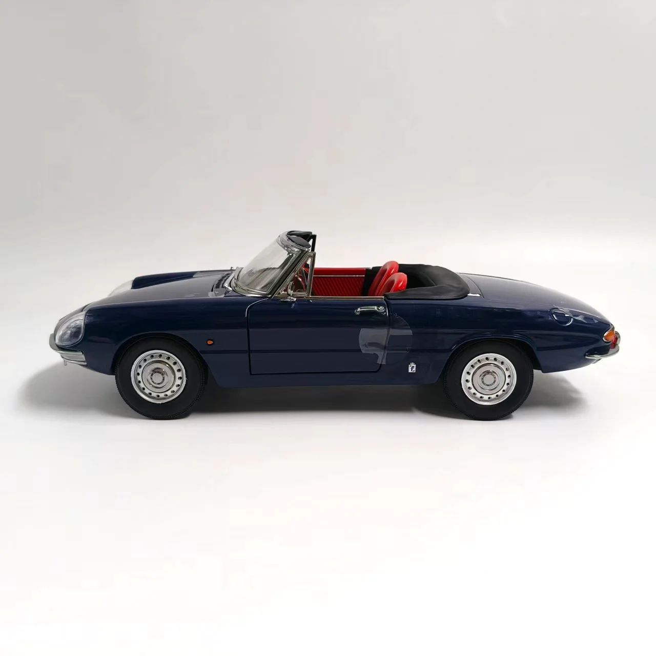 Фото Модель автомобиля Duetto Spider 1600 1966 года, масштаб 1:18, из литого металла, серия Diecast TOURING №2