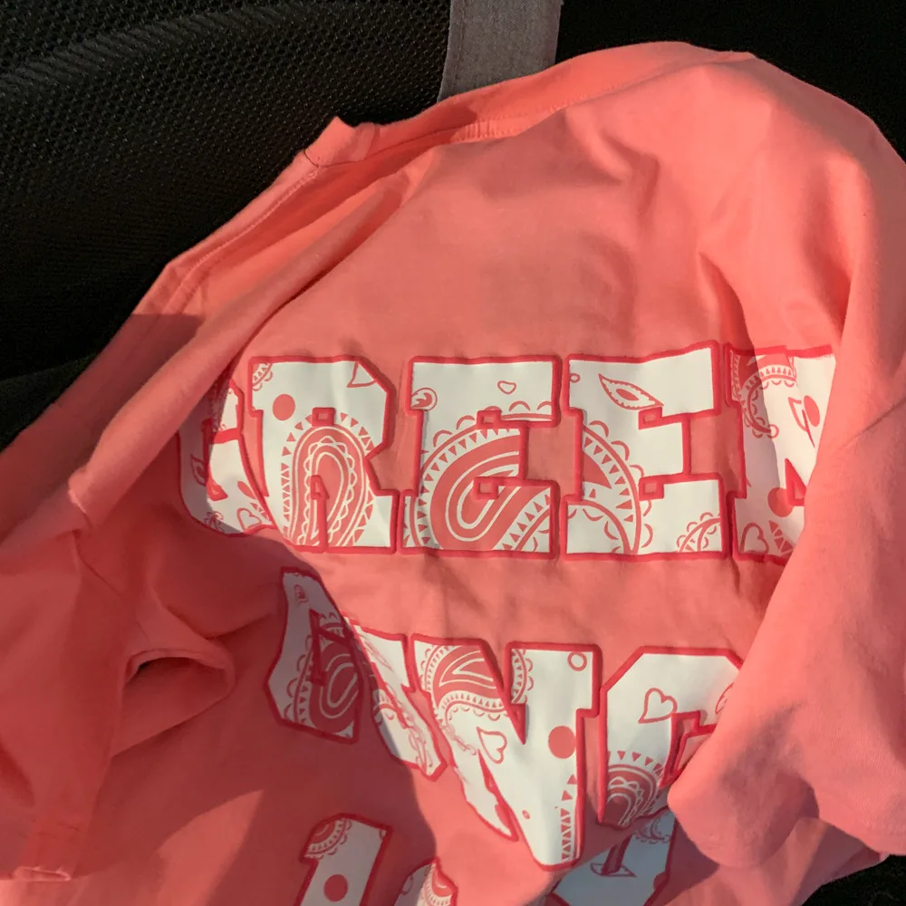 

Женская футболка с коротким рукавом и круглым вырезом, свободного покроя