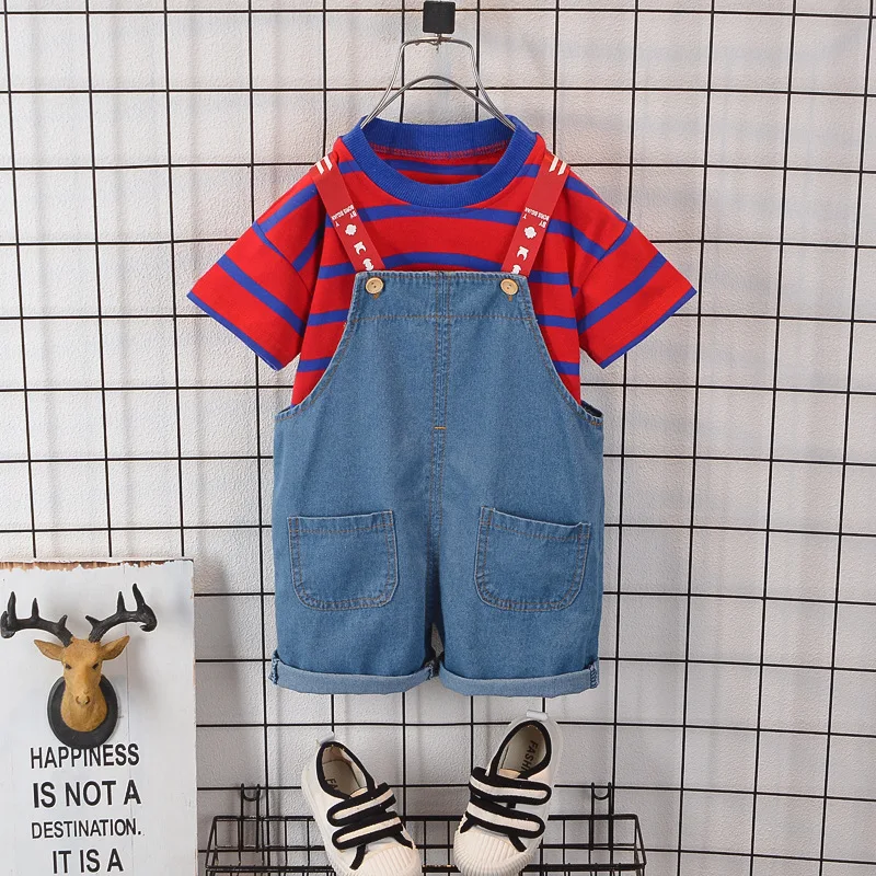 

Комплект детской одежды из двух предметов: футболка с коротким рукавом и джинсовый нагрудник